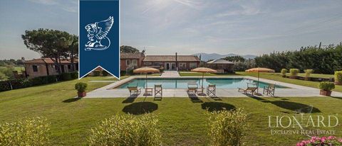 Immergé dans les vertes collines toscanes près de Lucques, une villa de luxe est à vendre. La propriété occupe une surface de 608 mètres carrés, composée de 3 suites, 5 chambres et 3 appartements. À l'extérieur, dans le magnifique parc de 60 000...