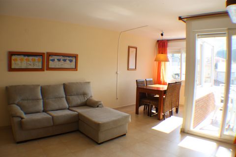 Dieses gemütliche Appartement mit Aussicht auf die Berge und den Fluss liegt in Roses in Catalan an der Costa Brava in der Provinz Gerona, Katalonien. Roses liegt an der Nordküste vom Gulf of Roses, südlich vom Cape Creus. Die Unterkunft liegt in ein...