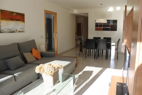 Het appartement ligt in Rosas (in het Catalaans Roses), een Spaanse gemeente in de provincie Gerona, Catalonia. Het ligt in een goed bereikbare wijk, op 200 m van het zandstrand, 250 m van de supermarkt, 500 m van het busstation, 20 km van het treins...