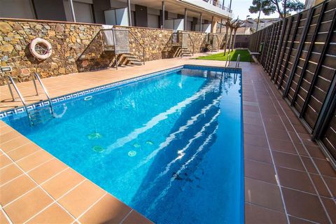 This accommodation is located at the entrance of Roses just 2 minutes walking from the sandy beach with one of the most crystalline waters of the coast of Girona. It is a new apartment, with a communal swimming pool and capacity for 5 people, ideal f...