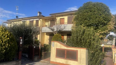 CASTIGLIONE DEL LAGO (PG), Badiaccia: independent first floor flat of 85 sq m approximately composed of living room with predisposition for fireplace, kitchen with balcony, two double bedrooms both with terrace and bathroom. The property includes pri...