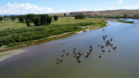 Established along the banks of the Yampa River, Splashing Elk Ranch is located within one of northwest Colorado's many prime hunting regions. With an efficient source of water, abundance of vegetation, and diverse types of cover, this ranch offers no...