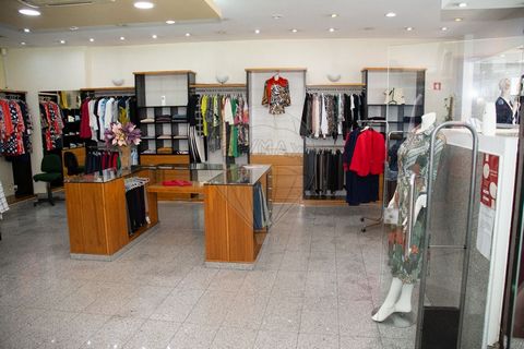 Transfer / Assignment of position of multi-brand clothing store, with street storefront located in a premium area of local commerce in Matosinhos, in the middle of Rua Brito Capelo . Excellent opportunity to continue a business with 45 years of exist...