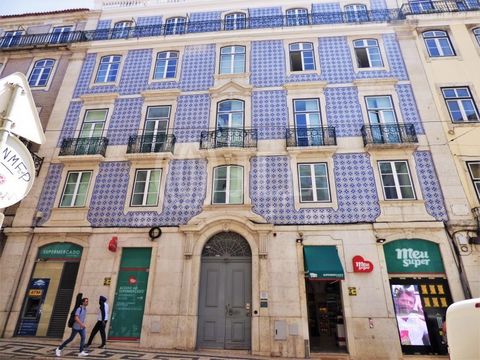 Appartement 1 pièces +2 de 125 m2 de surface de plancher, au cur du centre-ville de Lisbonne. Immeuble orienté vers le marché de l'investissement ; entièrement meublé et équipé. Divisé en deux unités de logement - appartements indépendants, comprenan...