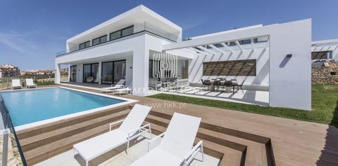 Excellent investment opportunity in Ericeira!  Located in a private gated community only a few minutes away from the beaches and the towns center, this  4-bedroom villa comes with breathtaking sea views and a private patio at a total gross area of 26...