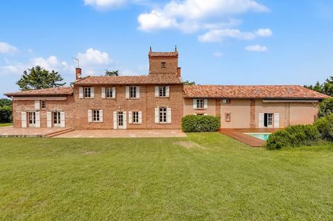 Character house on a wooded park of 1.7 ha 25 minutes from the center of Toulouse and 5 minutes from Rouffiac Tolosan. Very rare, XVth century. Completely renovated, terracotta tiles, fairground brick, massive beams and battens, natural stone slabs, ...