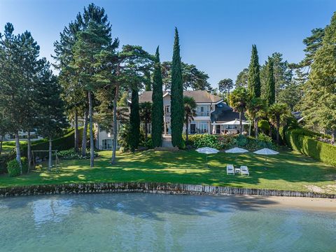 Dream lakeside property with mooring..... The opportunity to acquire one of the most beautiful waterfront properties on the French shore of Lake Geneva comes along very rarely. In the Coudree estate, an exceptional waterfront property, rare for sale ...