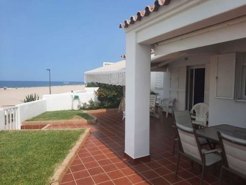 A unique opportunity in Pueblo Andaluz, frontline beach, with a construction of 162 m²! This spacious property has a large living room, five bedrooms, four bathrooms, fully equipped kitchen, laundry-ironing room, laundry patio, terrace with panoramic...