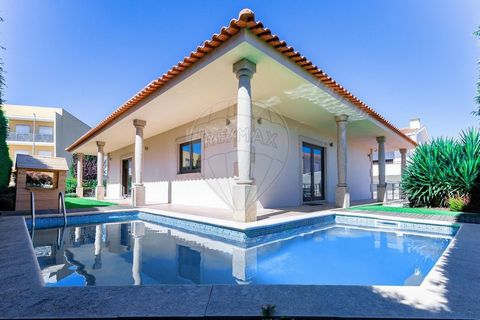 3 BEDROOM DETACHED VILLA WITH SWIMMING POOL LOCATED IN IRIVO-PENAFIEL, ABOUT 4 MINUTES FROM THE CENTER.   Detached house consisting of basement, ground floor and first floor, distributed as follows:   Ground floor: Kitchen furnished and equipped with...