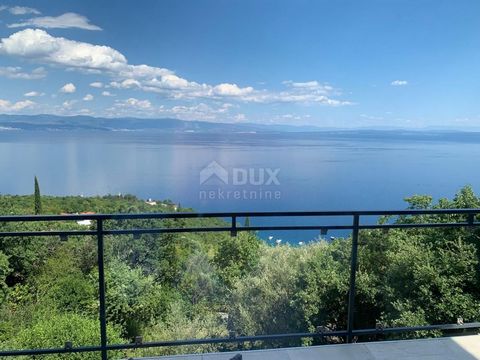 Location: Primorsko-goranska županija, Lovran, Medveja. OPATIJA, MEDVEJA - house 340 m2 with a view of the sea and the environment 800 m2 Detached house with 3 apartments approx. 800 m as the crow flies from the sea, has a panoramic view of the sea a...