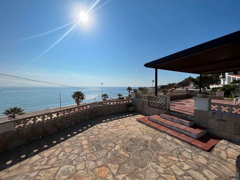 PALMERAS IMMO offers you this magnificent villa with breathtaking views of the Mediterranean Sea From the garden you have very easy access to the sandy beach of Almadrava, and you can enjoy an incomparable quality of life: You will wake up to the ref...