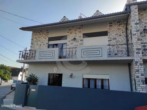 In Covão do Coelho, which belongs to the parish of Minde in the municipality of Alcanena, you will find this fantastic villa built with great quality materials, with about 273 m2 of gross private area, spread over 3 floors. On the ground floor there ...