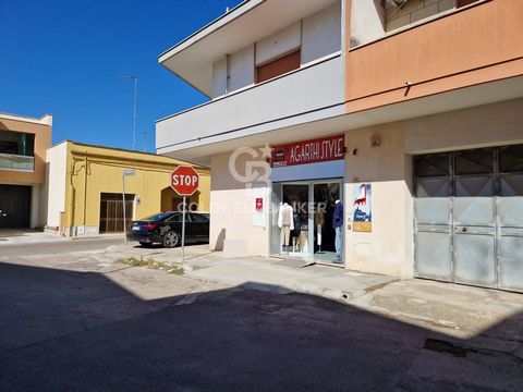 MELENDUGNO - LECCE - SALENTO In Melendugno, we offer for sale a commercial space of approximately 90 sqm with a large shop window. The property has been recently completely renovated, it is on the ground floor and it consists of a single room with ba...
