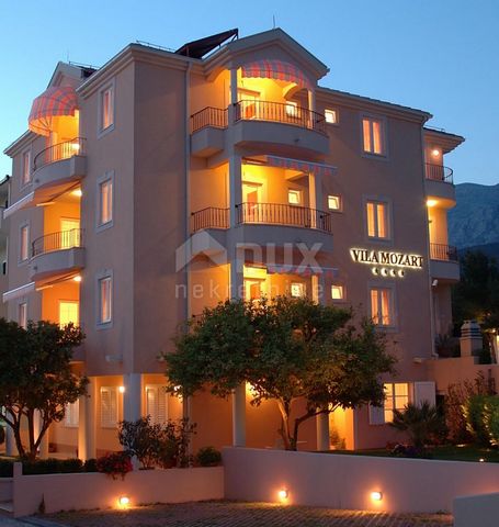 MAKARSKA, PODGORA - Piękny apartament z balkonem z widokiem na morze Jakościowo umeblowane mieszkanie na sprzedaż w Podgorze, niedaleko Makarskiej. Mieszkanie znajduje się w pięknej willi z zielonym, zadbanym ogrodem i ma łączną powierzchnię mieszkal...