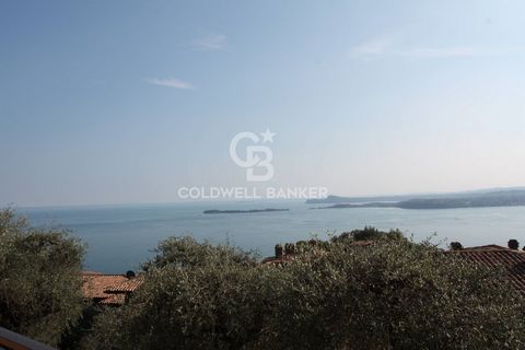 In Gardone Riviera, in one of the most charming locations of Lake Garda, we offer for sale an elegant villa with a wonderful lake and panoramic view, a park of over 3500 sqm, swimming pool and solarium. The property is situated on a hill, the well-ke...