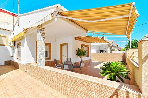 Villa less than 190 meters from the sea in la Torre de la Horadada. Villa in ground floor, this property has 3 bedroom very spacious with one of the bedrooms having an en-suite bathroom, the lounge is very bright due to the fantastic orientation with...