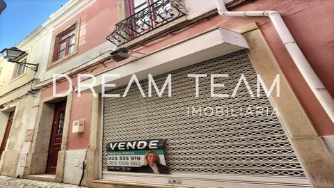Building with 2 bedroom apartment and shops in a charming building in the historic center of Setúbal. Housing and commerce in one building: R/C with two independent stores, both with storefront and security grid. 1st floor semi-refurbished, with new ...