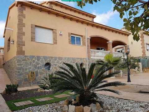 UNFURNISHED. Fantastic detached villa in Roda de Bará of 200 m2 and 500 m2 of surrounding land. The villa has two floors. The ground floor: consists of a living-dining room of about 35 m2 with fireplace and access to the terrace, guest toilet, double...