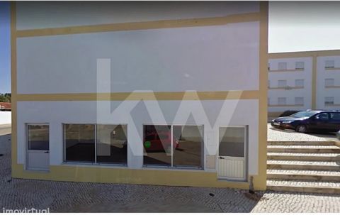 Shop with a total area of 92m² on the Zero floor - for commerce, located in the Quinta do Nicho III Allotment, in Chamusca.   It is important to note that what is for sale is the surface right of this property . With an area of 92m², this property of...