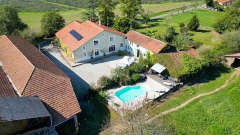 IN THE LANDES, 19th century STONE EQUESTRIAN ESTATE on 17 hectares Welcome to the center of the South-West between Bayonne and Pau. This superb real estate complex of 353 square meters for housing dating from the beginning of the 19th century, is bui...