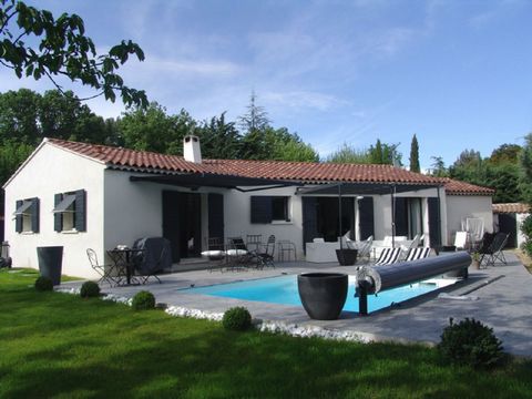 Pool Villa Aix en Provence. Schöne Villa geschmackvoll in einem eleganten Stil befindet sich 3 km vom Stadtzentrum eingerichtet. Ideal für Leute, die eine gute komfortable Reichweite von kulturellen und sportlichen Aktivitäten.