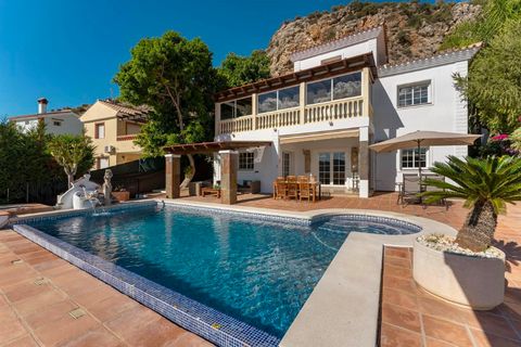 Very modern and cozy property located in the inland of the Costa del Sol, only 25 minutes to Marbella and 35 minutes to Malaga Airport. Divided on 2 floors, this beautiful property offers 4 bedrooms and 3 bathrooms with a lovely pool area with unobst...