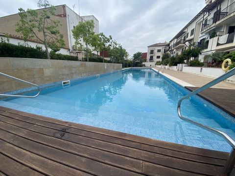 Ground floor of 66 m2 in St Jaume d ́Enveja, Ebro Delta, Costa Dorada, Tarragona. It has 2 bedrooms, a bathroom, living room and kitchenette. Terrace of 15m2. Communal swimming pool. A 10-minute drive from the pristine beaches of the Ebro Delta. Idea...
