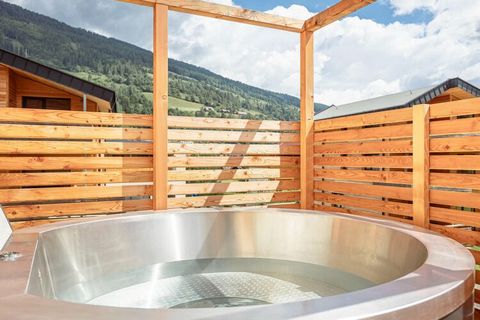 Les chalets naturels modernes, construits en 2023, offrent beaucoup d'espace et de confort pour accueillir jusqu'à 8 personnes. L'espace bien-être dans la grande salle de bain avec bain à remous, un petit sauna (pour 1 à 2 personnes) et une vue magni...