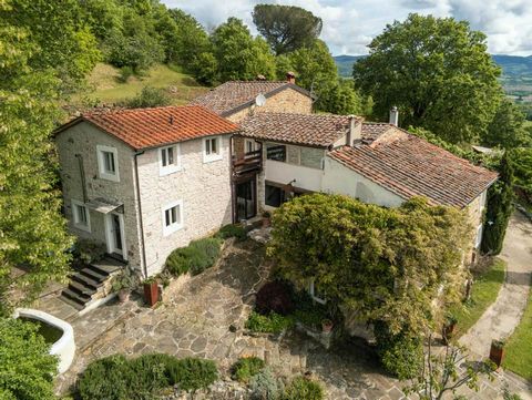 POPPI (AR): Immersed in the Casentino National Park ancient stone farmhouse with annex and small bioactive farm with: - Two-storey farmhouse of 600 sqm, divided into veranda, large entrance hall, kitchen with dining room, living room, bathroom, taver...