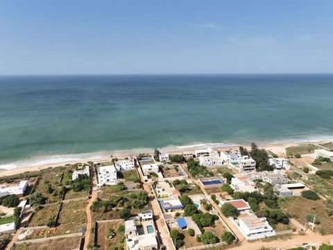 Een ongelooflijke dubbele hoekperceelmogelijkheid, gelegen op minder dan een minuut van het strand. Genesteld in een rustige en vredige omgeving, is dit perceel perfect voor het bouwen van het huis van uw dromen