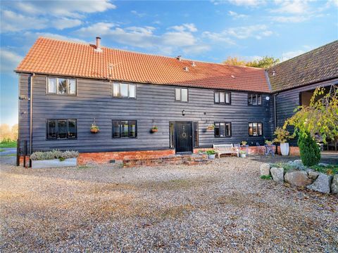 Fine & Country are delighted to present North Barn, quietly situated in the historic and picturesque village of Avebury. This exceptional and beautiful 5 bedroom barn has been elegantly converted with attention to detail throughout, whilst maintainin...