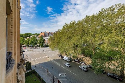 Very well located opposite the Abbaye de la Cambre in a building of great character, this 4th floor flat of more than 284 m2 offers, in addition to beautiful views of the Abbaye de la Cambre, large light-filled reception rooms (reception room and din...