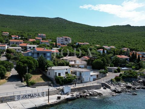 Location: Primorsko-goranska županija, Novi Vinodolski, Smokvica Krmpotska. In un piccolo edificio di 4 appartamenti, è in vendita un bilocale con ampio soggiorno esposto a sud (terrazza coperta) e un grande garage con ripostiglio. Posizione fantasti...