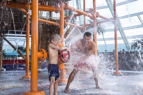 Übernachten Sie in diesem fantastischen Ferienhaus in Lalandia in Rødby direkt an der Ostsee! Nach einem herrlichen Tag beim Planschen im Lalandia Aquadome und all den Abenteuern in den Arkaden ist es schön, in das eigene Ferienhaus zurückzukehren un...