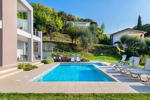 W Padenghe sul Garda, w bardzo centralnej okolicy, z widokiem na jezioro, Garda Haus oferuje doskonałą inwestycję składającą się z pojedynczej willi podzielonej na trzy mieszkania, każde z własnym niezależnym wejściem na parterze, z portykiem mieszka...
