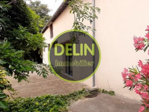 A warm real estate complex with a large central courtyard, in short almost a hamlet on more than 11000m2 near Bourgbarré. By car 15 minutes from the Poterie metro station, by bus: 20 minutes Corps-Nuds lines. Video visit on request****** A house, on ...