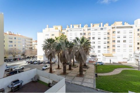 Excelente T3 en el corazón de Jardins da Parede, una de las mejores, si no la mejor, urbanización de la línea Cascais. Tiene tres baños, dos frentes con la mejor exposición solar posible, es decir, este/oeste. Cocina muy amplia con zona de lavadero. ...