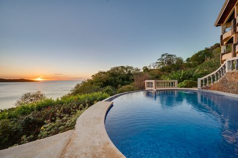 Gelegen bovenop de prestigieuze South Ridge aan de oceaan in Playa Flamingo, biedt deze volledig gerenoveerde oase met één slaapkamer en één badkamer een adembenemend, onbelemmerd uitzicht op de Stille Oceaan, bezoekers met ontzag achterlatend. Met e...