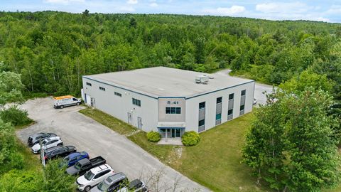 Commercieel gebouw verhuurd, met een vloeroppervlakte van +/-8000sqf gelegen aan Bourque Boulevard, Sherbrooke. Land van 14,94 hectare met uitzicht op Bourque Boulevard en Highway 10/55. Momenteel ongeveer 90000sqf in commerciële zonering en 560000sq...