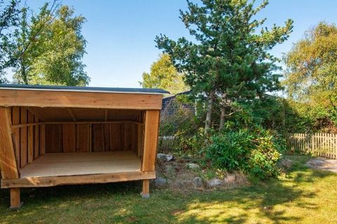 Maison de vacances située à proximité de la plage de Grenå. La maison est meublée d'un grand séjour/cuisine/salle familiale et de bonnes chambres avec un bon confort de couchage. De plus, il y a une annexe associée, où en particulier les adolescents ...