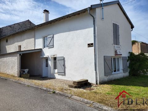 Als u op zoek bent naar een authentiek huis met de charme van het oude, dan is dit huis voor u gemaakt. Je hebt een keuken (17 m2), een woonkamer (16m2), een badkamer met toilet. Boven: twee slaapkamers (9 en 15 m2) en een kamer. Een berging geeft to...