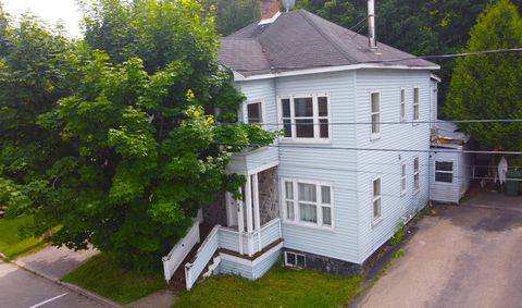 ¡Para los aficionados al bricolaje, los renovadores! Te gustaría hacer una división de bienes raíces, esta es tu oportunidad. Edificio de 2 apartamentos para reformar. Perfectamente ubicado en el corazón del centro de la ciudad, a pocos pasos del hos...