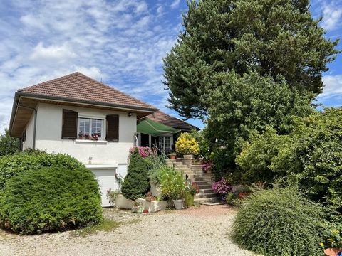 EXCLUSIEF! In een dorp met winkels heel dicht bij Beaune: huis met 5 grote kamers + complete kelder (garage, kelder, zomerkeuken, bijgebouw slaapkamers, douche, toilet). Niet-aangrenzend gebouw uit de jaren 2000 met 2 garages voor 3 auto's. Omheind t...