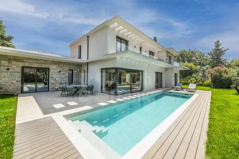 Architect-designed villa in absolute tranquility Discover this magnificent architect-designed villa, situated in a peaceful environment on a beautiful flat plot with a pool and terraces. This exceptional property, fully furnished, offers a total surf...