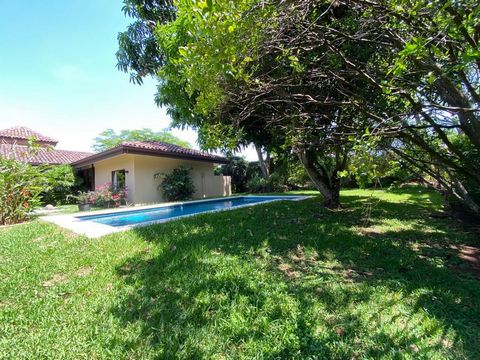 * Huis met één verdieping te koop in Hacienda Los Reyes - Unieke kans!* *Locatie:* La Guácima de Alajuela, Hacienda Los Reyes, *Eigendom Details:* - *Perceel:* 1,320 m² - *Bouw:* 320 m² - *Slaapkamers:* 3 - *Badkamers:* 3 - *Indeling:* Geïntegreerde ...