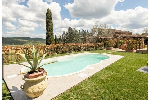 Belle ferme toscane avec piscine et bain à remous extérieur, située au cœur de Valdambra, à la frontière avec la région du Chianti.