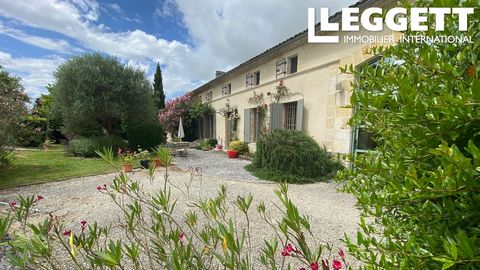 A30773EB17 - Slechts 4 km buiten het mooie stadje Mirambeau in de Charente Maritime, ligt dit prachtig gerenoveerde stenen huis op een rustige locatie met een ononderbroken uitzicht over het omliggende platteland. Het huis is verdeeld over 3 verdiepi...