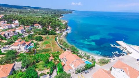 Terreno agrícola en el idílico pueblo de Mirca, en la costa norte de la isla de Brač, a solo 4 km de la animada Supetar y del puerto de ferry. Esta increíble parcela tiene una superficie aproximada de 50.000 m2 y consta de varias parcelas adyacentes ...