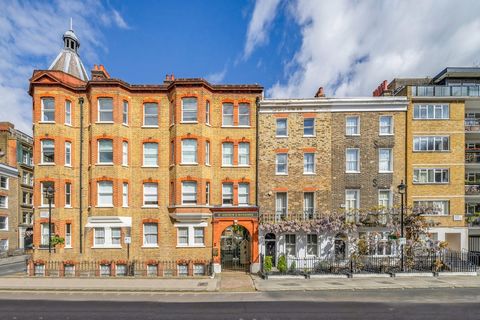 The most impressive features of this luxury property are its blend of contemporary with classic period features, its central Marylebone address and the calming, flower-filled communal courtyard that will welcome you home every day. As a corner apartm...