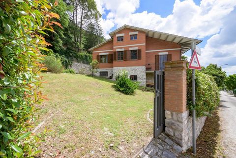 OBJEKTBESCHREIBUNG: In der Nähe des historischen Zentrums von Gubbio, neben dem Bogen der Via di Porta Romana, bieten wir eine unabhängige Lösung auf drei Ebenen. Im ersten Stock finden wir ein großes Wohnzimmer, eine Küche mit Zugang zur Terrasse, z...